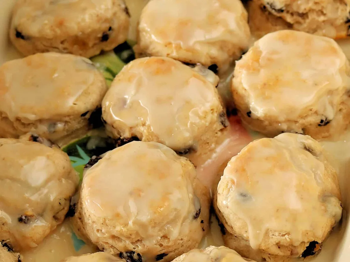 Buttermilk−Raisin Biscuits