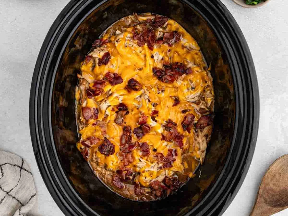 CHEESY CROCK POT CHICKEN AND VEGETABLES