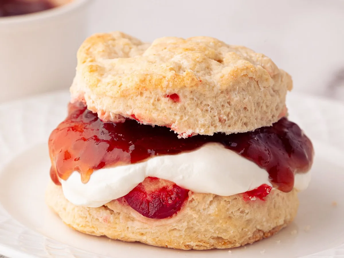 Cherry−Filled Scones