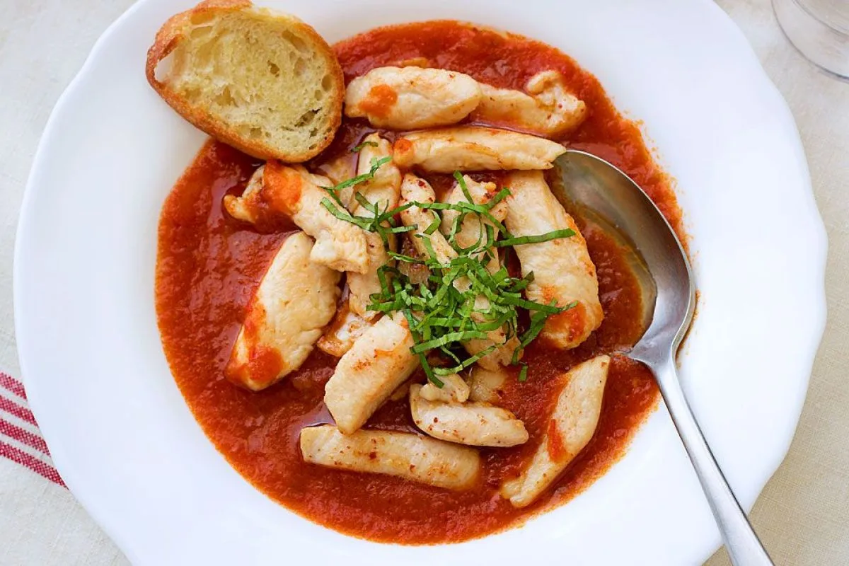 CHICKEN IN SPICY SAUCE