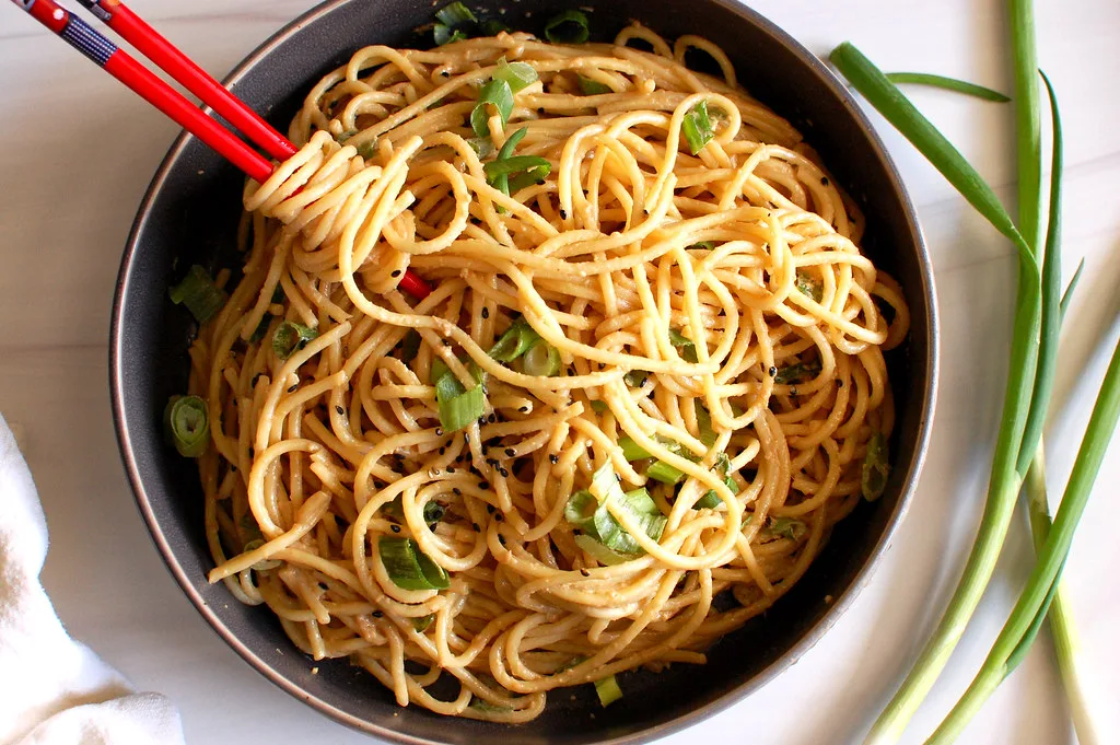 Chinese Noodles in Peanut−Sesame Sauce