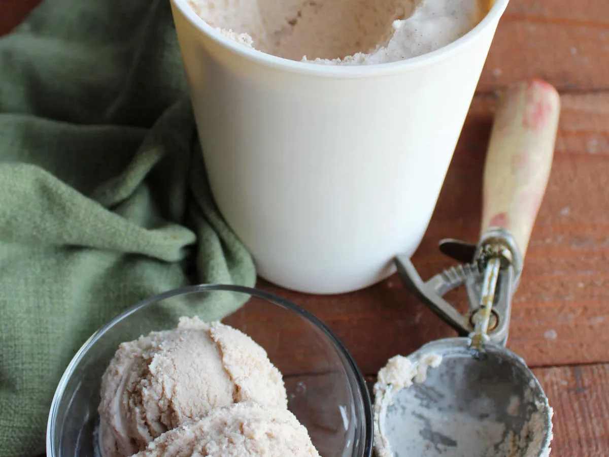 Cinnamon−Ginger Ice Cream