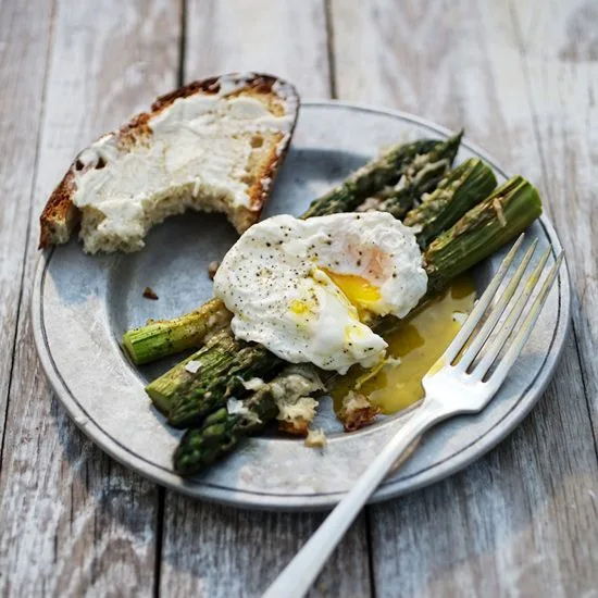 Delicious Browned Asparagus and Poached Eggs