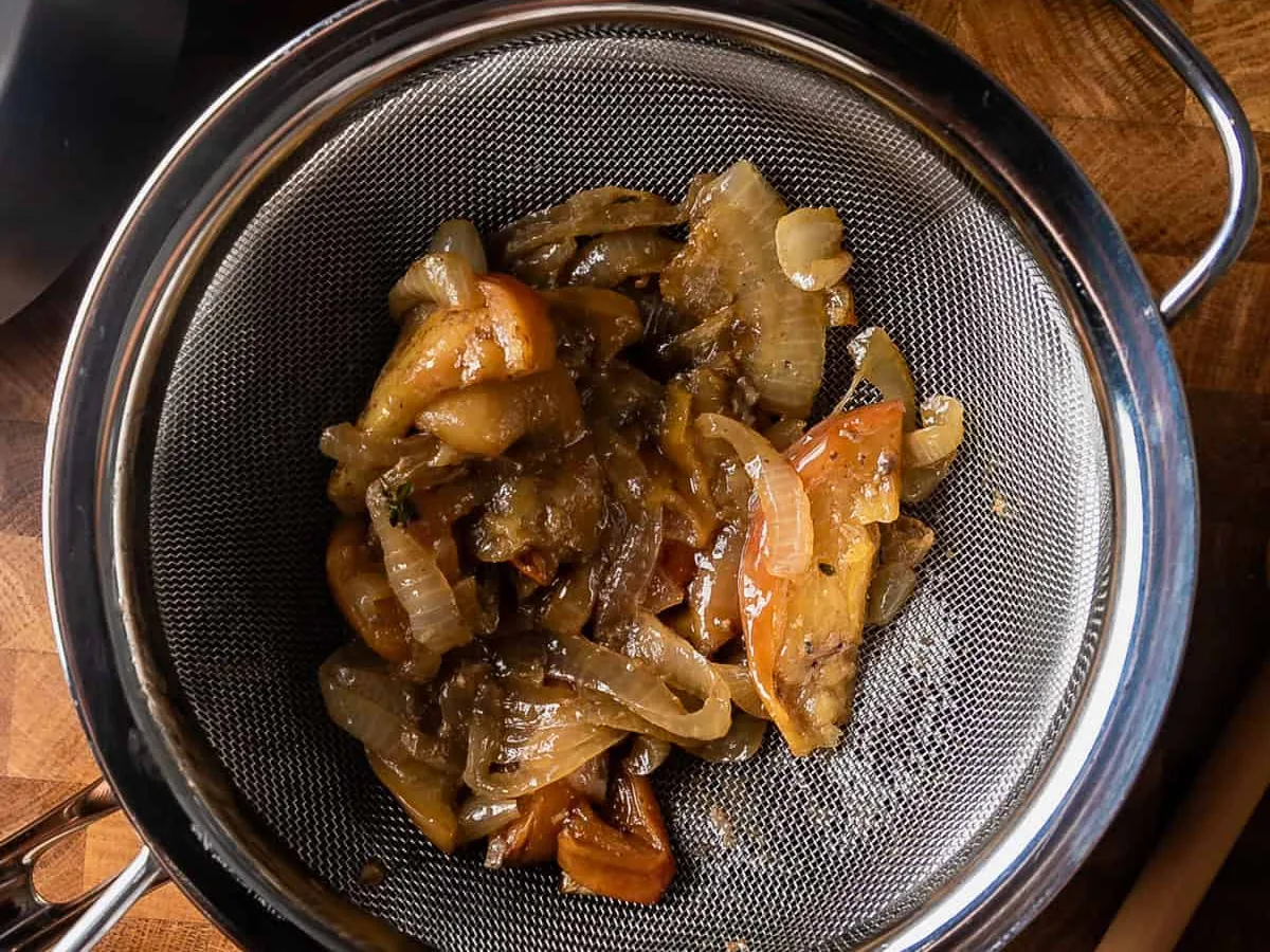 GRAVY FROM ROAST DRIPPINGS