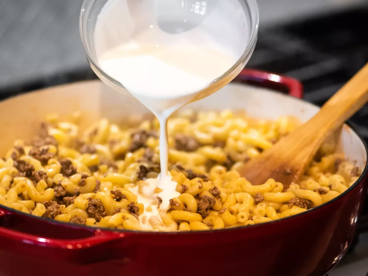 Hamburger−Cream Cheese Casserole