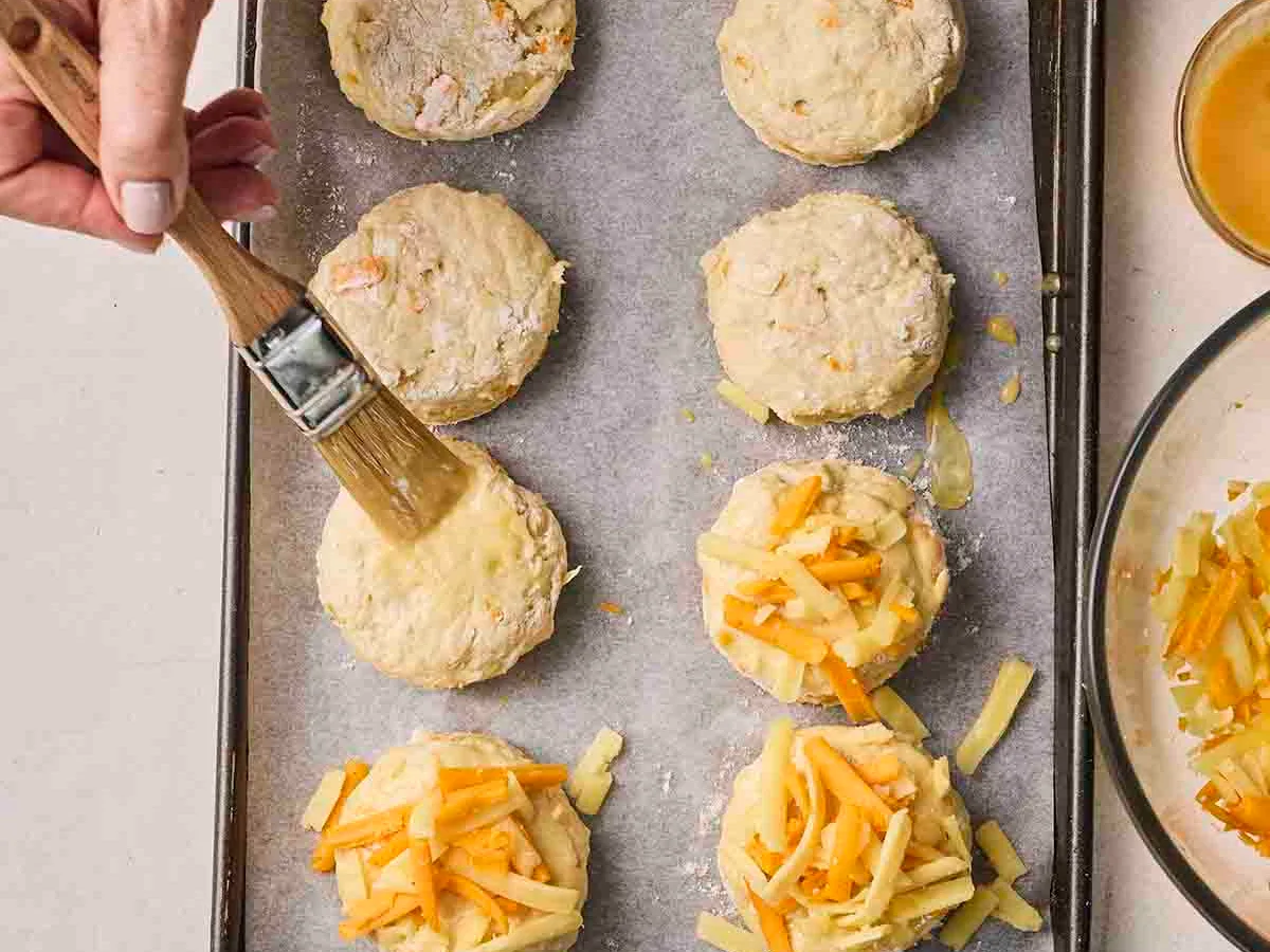 Heart−Shaped Cheese Scones