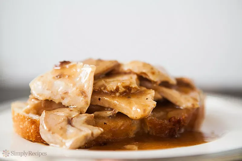 Hot Open−Faced Chicken Loaf Sandwich