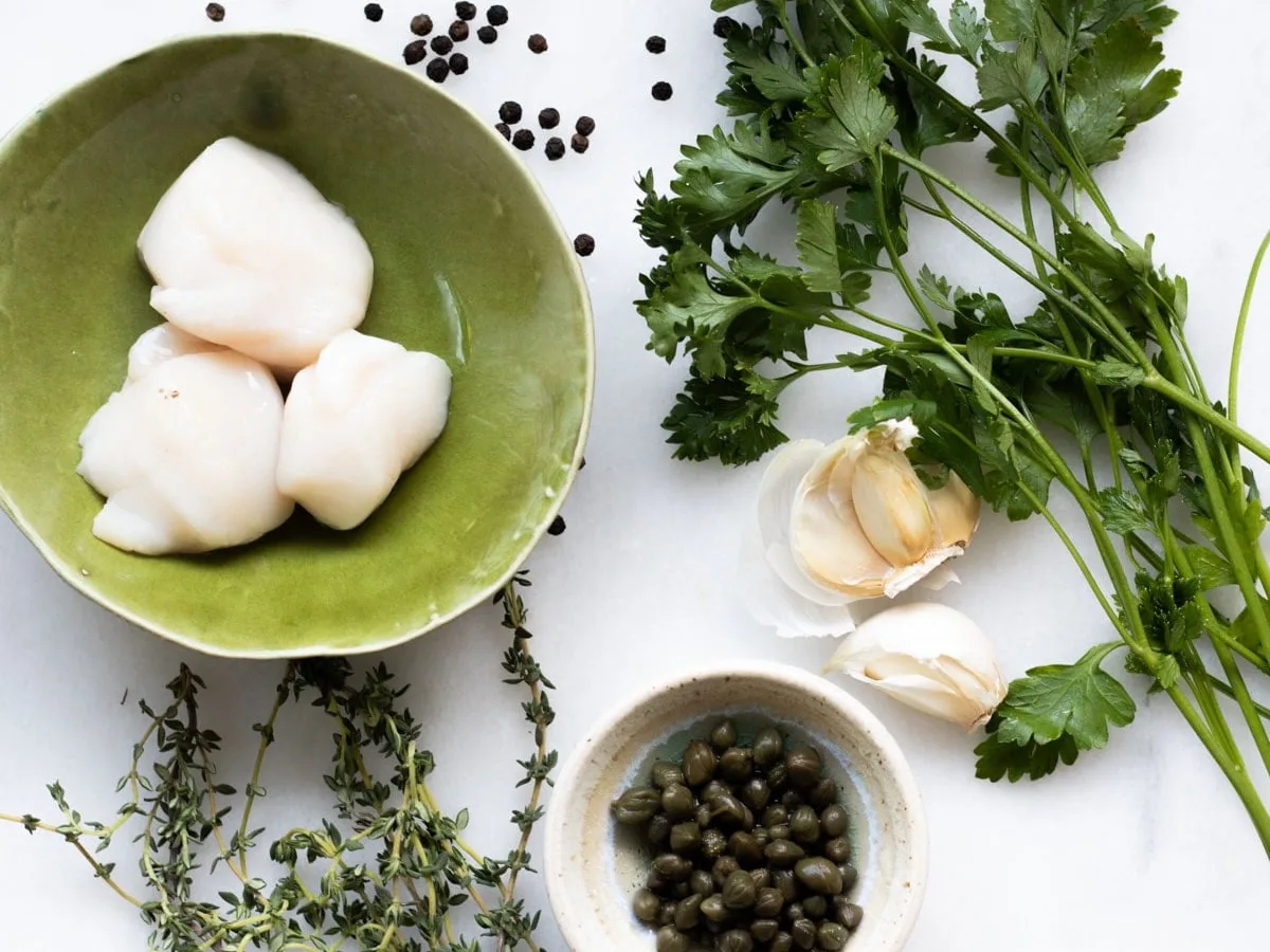 Pan−Seared Diver Scallops On White Bean & Truffle Puree