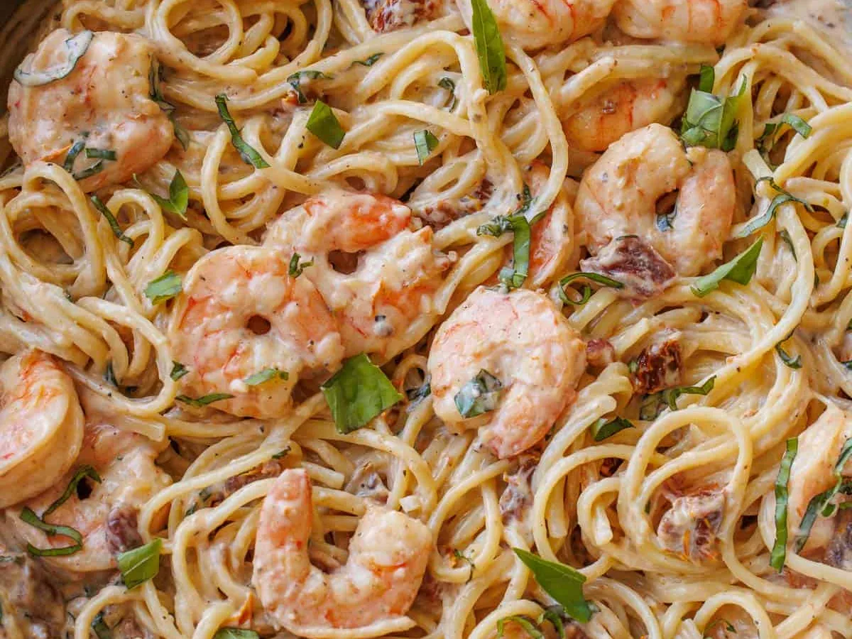 Pasta with Shrimp in Tomato Cream