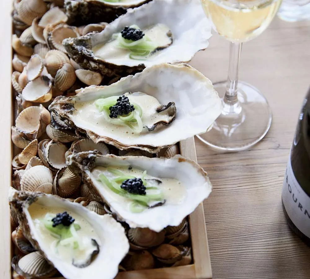 Pepper−Poached Oysters