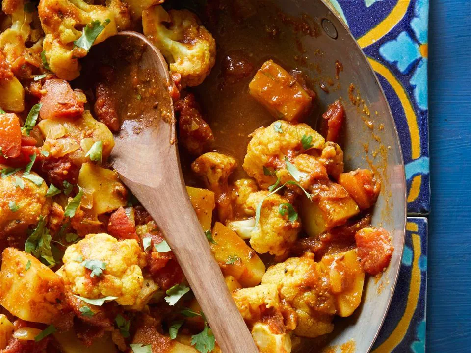 CAULIFLOWER AND POTATO CURRY