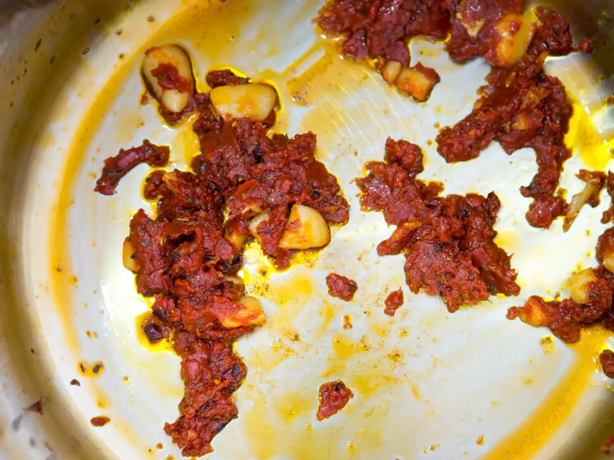 Red Garlic Sauce