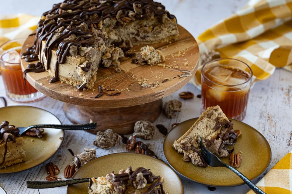 Rustic Cheesecake With Praline Sauce
