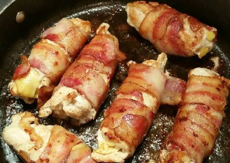 Smoked Gouda−Stuffed Chicken Wrapped in Bacon