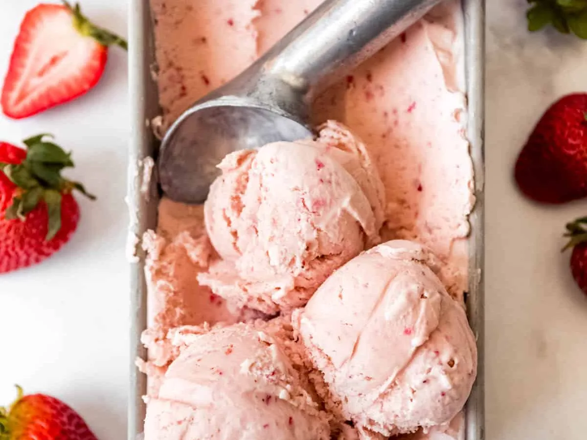 Strawberry−Almond Ice Cream