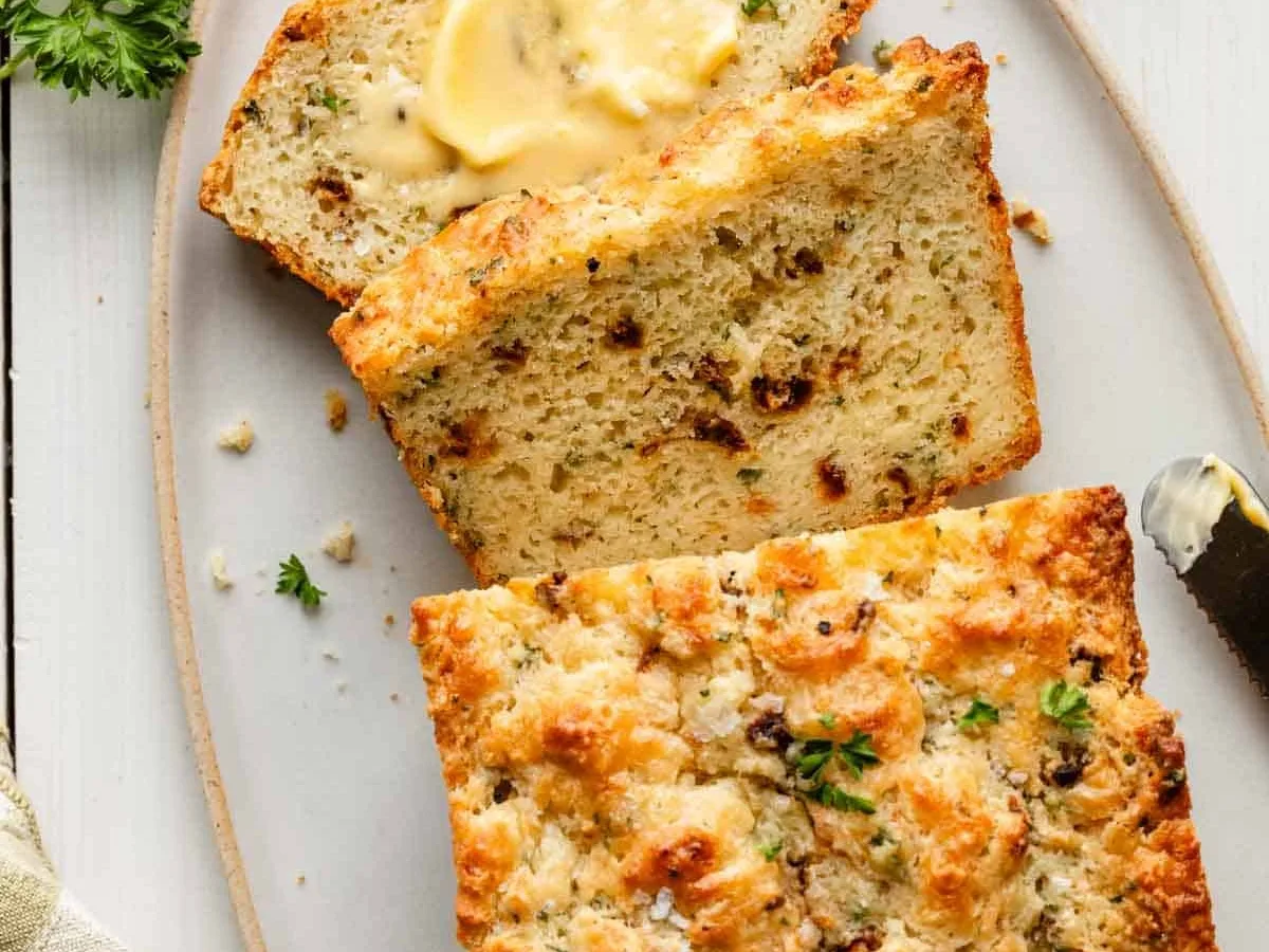 Tomato−Basil Bread